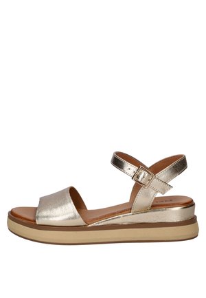Dames metallic gouden open-teen sandaal met enkelriem en gespsluiting, gevoerde bruine binnenzool en dikke beige plateauzool.
