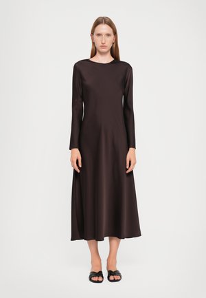 Robe à manches longues, marron foncé, avec un col rond et une silhouette fluide, fabriquée dans un tissu léger et lisse. Design minimaliste.
