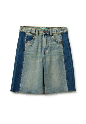 Short en denim avec panneaux bleus bicolores, poches avant, passants de ceinture, fermeture par bouton et ourlet brut, posé à plat sur fond blanc.