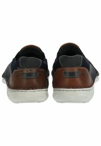 Kožené a síťované slip-on boty s hnědým akcentem na podpatku, šedým a námořnickým svrchním materiálem, bílou gumovou podrážkou a prošívanými detaily na okrajích.