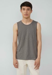 Grijs mouwloos tanktop met een ronde hals, gemaakt van lichtgewicht stof, met een subtiele textuur en een klein logo op de linkerborst.