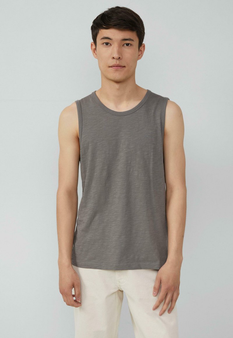 Grijs mouwloos tanktop met een ronde hals, gemaakt van lichtgewicht stof, met een subtiele textuur en een klein logo op de linkerborst.