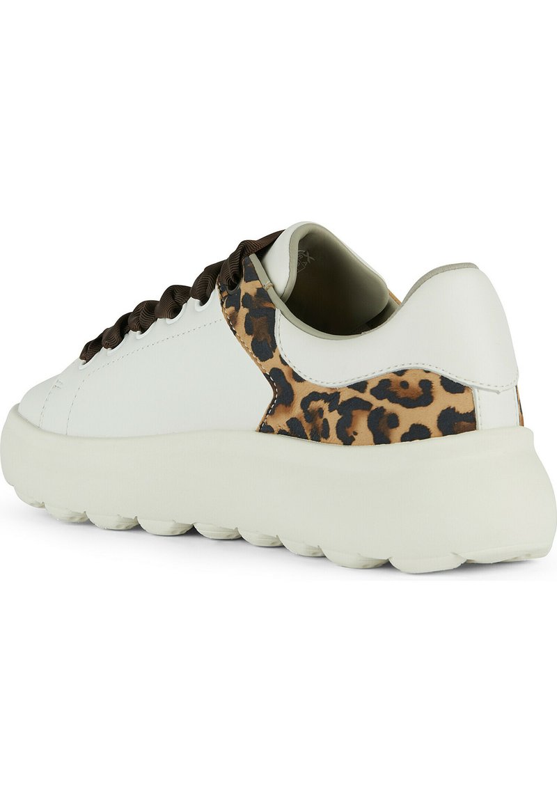 Weißer Sneaker mit dicker Sohle, braunen Schnürsenkeln und Leopardenmuster-Detail an der Ferse, von der Seite und von hinten gezeigt.