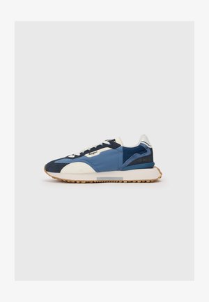 Scarpa da corsa blu e navy con una parte superiore in rete e suede, dettagli bianchi e una suola in gomma con un motivo battistrada testurizzato.