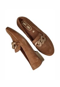 Bruine suede instappers met een knoopaccent, ronde neus en lage houten hak. Maat 38 is binnenin gelabeld. Glad textuur en minimalistisch ontwerp.