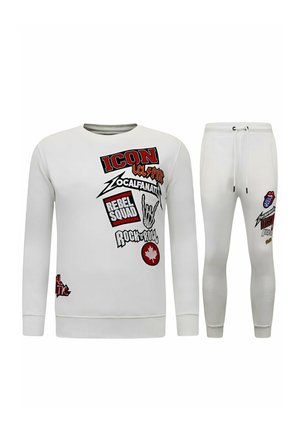 Witte sweatshirt en bijpassende joggerbroek met rode, zwarte en oranje rock-'n-roll-thema grafische tekst en symbolen aan de voorkant.