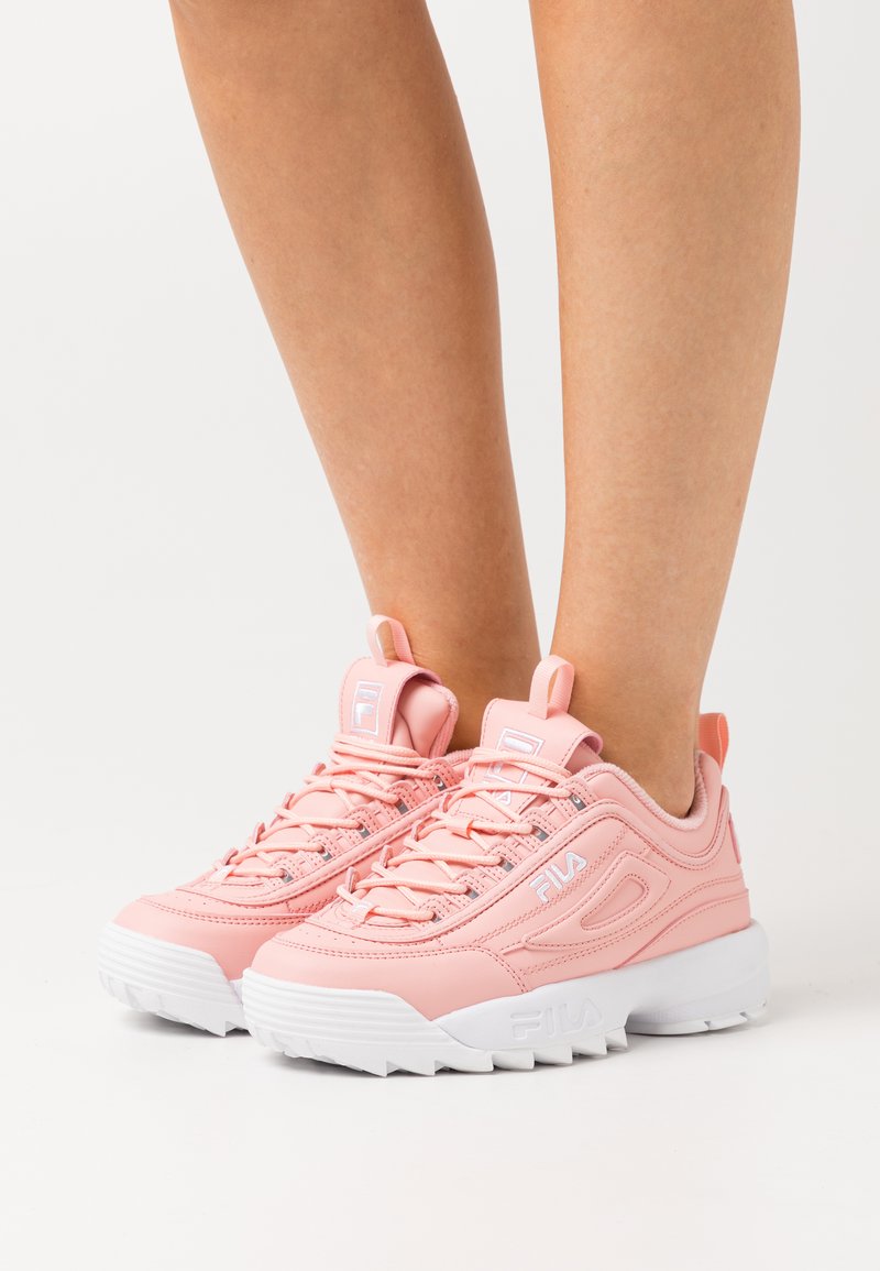 Rosa syntetiske sneakers med teksturert detaljering, hvit gummisåle og snøringsdesign. Har logo aksenter og hantrekk på hælen.