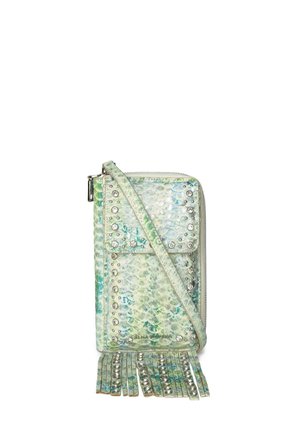Pequeño bolso bandolera con textura de reptil verde-azul, tachuelas plateadas, bolsillo con solapa frontal, cierre de cremallera y detalle de flecos con borlas.