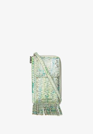 Pequeño bolso bandolera con textura de reptil verde-azul, tachuelas plateadas, bolsillo con solapa frontal, cierre de cremallera y detalle de flecos con borlas.