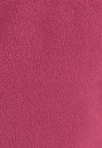 Fleece-stof in een rijke magenta kleur, met een zachte, gestructureerde oppervlakte met een licht fuzzy uitstraling en een uniforme afwerking.