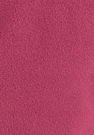 Tessuto in pile di un ricco colore magenta, con una superficie morbida e testurizzata, dall'aspetto leggermente peloso e una finitura uniforme.
