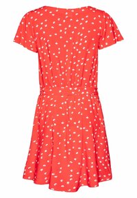 Robe courte à manches courtes rouge avec motifs floraux blancs, taille cintrée, jupe évasée, tissu doux et encolure ronde. Vue de dos.