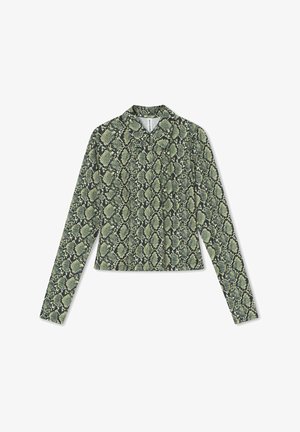 Hedvábný top s dlouhým rukávem v hadím vzoru zelené barvy, s límečkem a těsným střihem. Materiál je texturovaný, s jemným leskem a jedinečným vzorem.