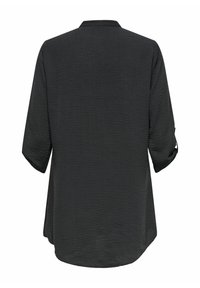 Zwarte textured shirt met driekwartmouwen, een knoopdetail op de mouwen en een ontspannen pasvorm. Geen zichtbare sluitingen op de rug.