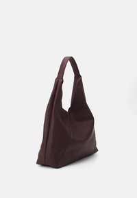 Burgundy mokkanahkainen olkalaukku, jossa on rento muotoilu, sileä pinta ja yksi jämäkkä kahva, kolmionmuotoisella siluetilla.