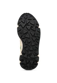 Suola di scarpa in gomma nera con motivi di battistrada triangolari e un bordo beige. Testurizzata per una presa migliore, mostra un design durevole.