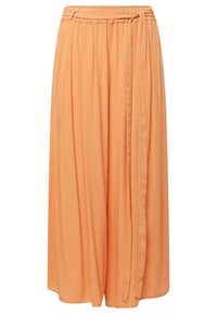 Perzikgekleurde wijde broek met een gestructureerde stof, voorzien van een striktaille en geplooide details, wat zorgt voor een vloeiende silhouette.