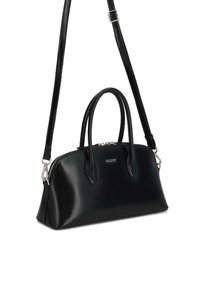 Crna kožna torba s dva gornja ručka i otpornim remenom za rame. Ima zatvaranje na zatvarač i mali detalj s logom. Glatka tekstura.