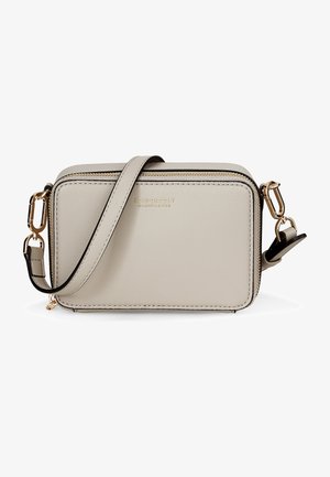 Lys beige rektangulær læder crossbody taske med gulddrag, og spænder, præget med "SEIDENFELT MANUFAKTUR" logo foran.