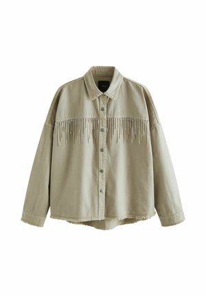 Chemise beige à manches longues avec pli et ourlet effiloché associée à un pantalon taille haute imprimé léopard, vue de dos.