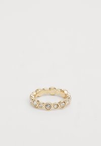 Anello in oro con un design scallop e gemme chiare rotonde incastonate attorno alla band. Texture liscia con finitura lucida.