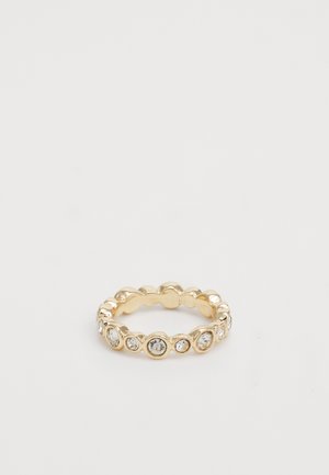 Gullring med en scallop-design og sirkulære klare steiner satt rundt ringen. Glatt tekstur med blank finish.