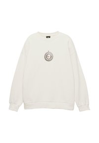 Bílá mikina s dlouhými rukávy a kulatým výstřihem, s malou kulatou grafikou přívěsku zobrazující tvář psa uprostřed přední části.