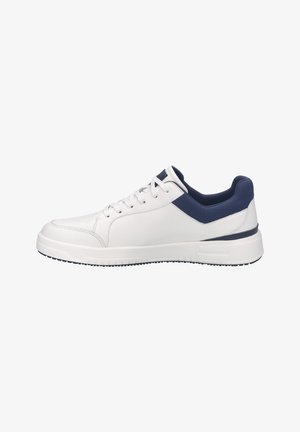 Biały niski trampek z granatową wyściełaną kołnierzem, białymi sznurowadłami i grubą białą podeszwą, widoczny z zewnętrznej strony na białym tle.