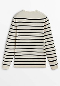 Cremefarbendes Langarmshirt mit schwarzen horizontalen Streifen, einem runden Halsausschnitt und einer glatten Textur. Die Rückansicht zeigt eine gleichmäßige Streifenverteilung.