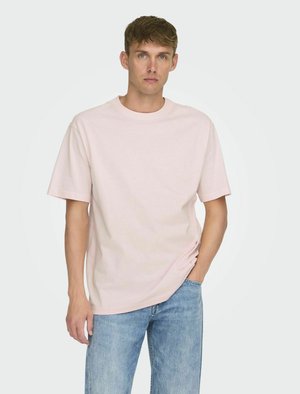 Helles rosa Baumwoll-T-Shirt mit kurzen Ärmeln und einem lässigen Schnitt, kombiniert mit blauen Jeans. Einfaches Design, keine sichtbaren Muster oder Grafiken.