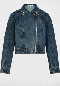 Giacca di denim blu scuro con un design aderente. Presenta una cerniera frontale, bottoni a scatto e dettagli sulle spalle. Maniche lunghe con polsini.