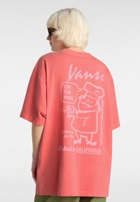 Koralle Übergröße T-Shirt aus Baumwolle, mit einem grafischen Druck auf dem Rücken, der einen Cartoon-Koch und Text zeigt. Kurze Ärmel, Rundhalsausschnitt-Design.