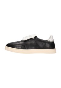 Sneaker in pelle nera con accenti bianchi, design senza lacci, punteggiatura rotonda, superficie liscia e suola di colore crema a contrasto.