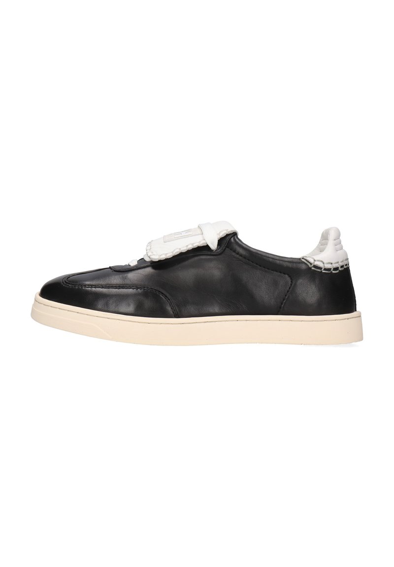 Sneaker in pelle nera con accenti bianchi, design senza lacci, punteggiatura rotonda, superficie liscia e suola di colore crema a contrasto.