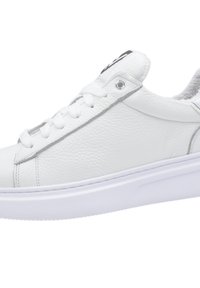 Zapatilla blanca de cuero con paneles texturizados, cordones blancos y una suela acolchada. Presenta un logo en la lengüeta y un diseño suave y minimalista.