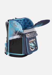 Zaino con un design blu e nero, modelli a scacchi, accenti grafici e più scomparti. Include un retro e spallacci imbottiti.