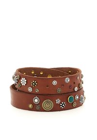 Bracciale avvolgente in cuoio marrone con vari chiodini decorativi in metallo argento, oro e tonalità colorate, con una texture liscia e disegni circolari.