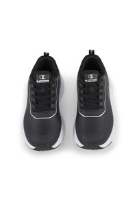 Zapatillas deportivas negras con una parte superior lisa, acentos en blanco y cordones negros. Presentan una puntera redonda y una suela acolchada para mayor comodidad.