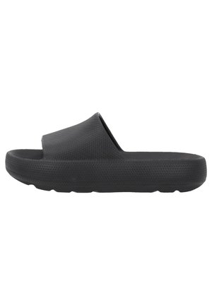 Sort slip-on sandal med tyk tekstureret sål og bred rem tværs over toppen, designet til afslappet brug og nemt slip-on adgang.