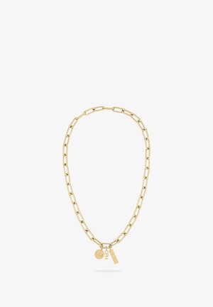 Guldfarvet kæd jüngel med aflange papirclips links og to vedhæng: et rundt charme og et rektangulært skilt.