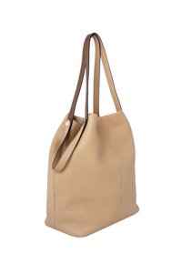 Weiche beige Leder-Shopper-Tasche mit strukturierter Oberfläche und zwei Schulterriemen, einer in passendem Beige und der andere in kontrastierendem Braun.