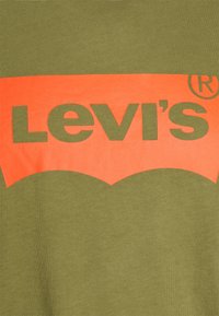 Levi's® Plus GRAPHIC TEE - T-shirt estampada - martini olive