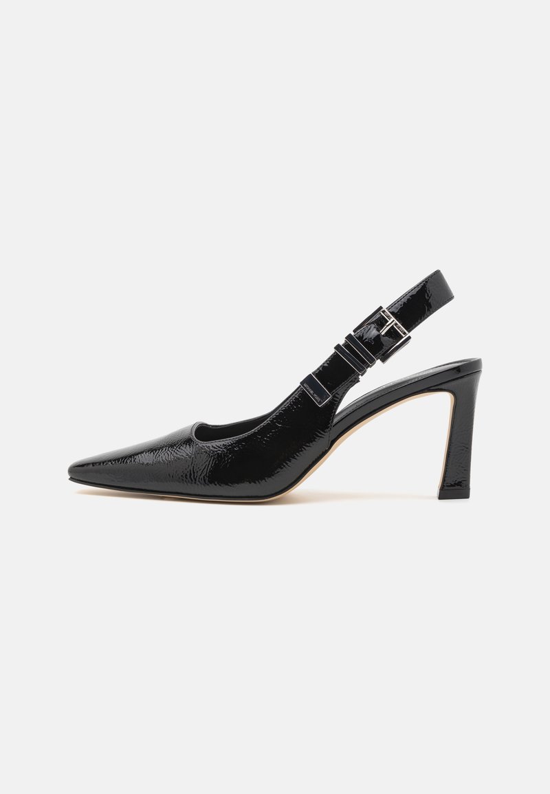 Chaussure à talon haut slingback en cuir verni noir à bout pointu avec bride réglable à boucle sur fond blanc uni.