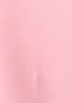 Solide weiche pinke Stofftextur mit subtiler horizontaler Rippung, gleichmäßig beleuchtet, zeigt feine Strickdetails.