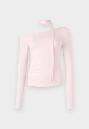 Różowa bluzka z długim rękawem o fasonie bez ramion, z wiązaniem przy szyi oraz dopasowaną teksturą, która podkreśla sylwetkę.