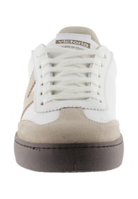 Baskets blanches avec un accent en daim beige, bout rond, design classique à lacets, et une semelle en caoutchouc marron. L'étiquette indique "victoria, fabriqué en Espagne."