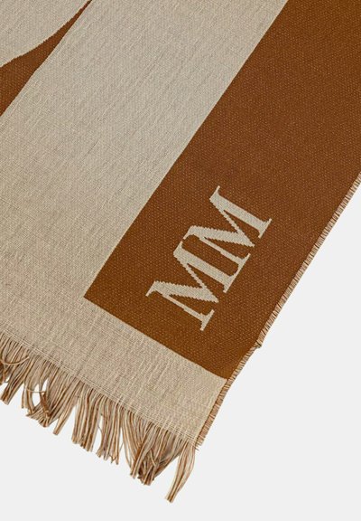 Tessuto intrecciato in beige e marrone con bordi frangiati; presenta un design astratto e il logo "MM" in crema su una sezione marrone.