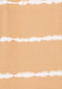 Tessuto a righe con uno sfondo beige caldo e linee orizzontali bianche irregolari, che creano un aspetto strutturato e stratificato.