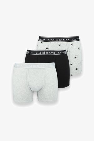 Trzy pary bokserek męskich: jedna czarna, jedna szara z nadrukiem pająka, a jedna jasnoszara. Wszystkie mają elastyczne paski w talii z logo.