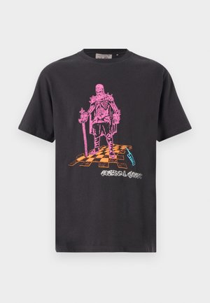 Schwarzes Baumwoll-T-Shirt mit einem farbenfrohen pinken Skelett-Graphic, das auf einem karierten Muster steht, und dem Text "EWIGER GESCHENK" in stilisierter Schrift.